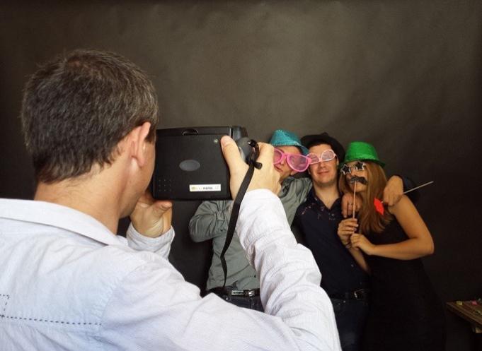En séminaire comme en mariage, la photo instantanée crée un souvenir tangible et partagé. (Photo Des Clics Photos)