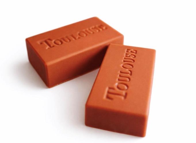 Cette gourmandise en trompe-l’oeil est une création originale, pensée pour allier plaisir immédiat et raffinement artisanal.  (Photo La Briquole)