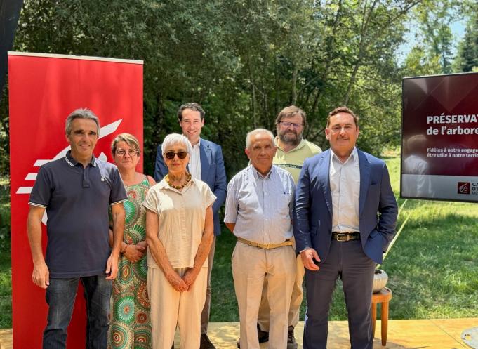 De gauche à droite : Jean-Yves Duclos, maire de Saint-Gaudens ; Chantal Denax et Élisabeth Rouède, vice-présidentes de la Communauté de communes Cœur et Coteaux du Comminges ; Bertrand Chauvel, directeur RSE et Engagements sociétaux de la Caisse d’Épargne Midi-Pyrénées ; Philippe Pucheu, directeur adjoint de l’ONF Pyrénées-Gascogne ; Raymond Boyer, maire de Cardeilhac ; et Christophe Le Pape, président du directoire de la Caisse d’Épargne Midi-Pyrénées.