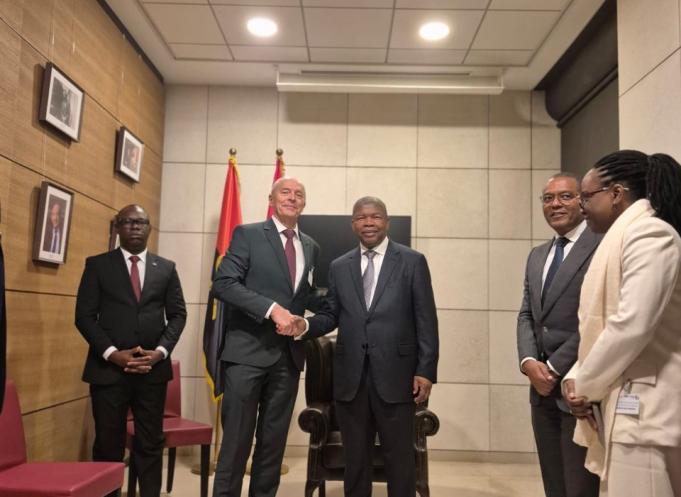 Patrick Bénichou, Président de Meteo France International et le Président de la République d’Angola, S.E.M. João Lourenço lors de la signature du contrat ANGoMET à Paris le 17 janvier 2025. (Photo MFI)