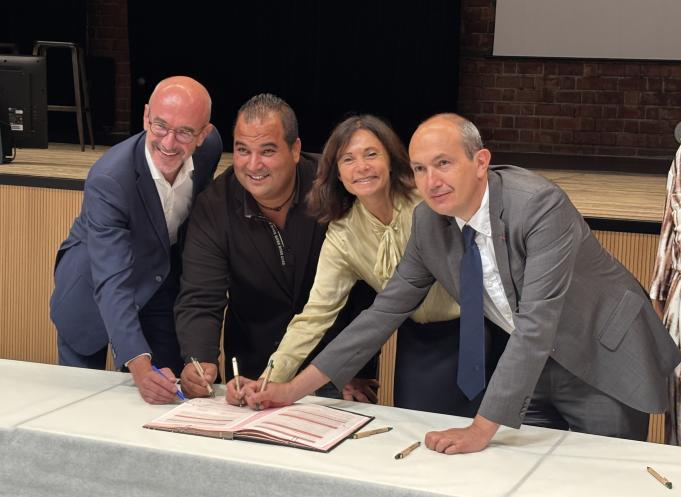 La signature des conventions s’est tenue en présence des lycéens en formation, invités à partager leur vision de la transition énergétique aux côtés des représentants institutionnels et industriels. (Photo Marie Grandchamps)