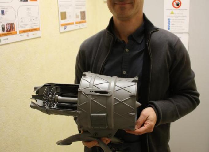Arnaud Votié, directeur de la R & D de Fusia tenant une turbine entièrement réalisée en fabrication additive