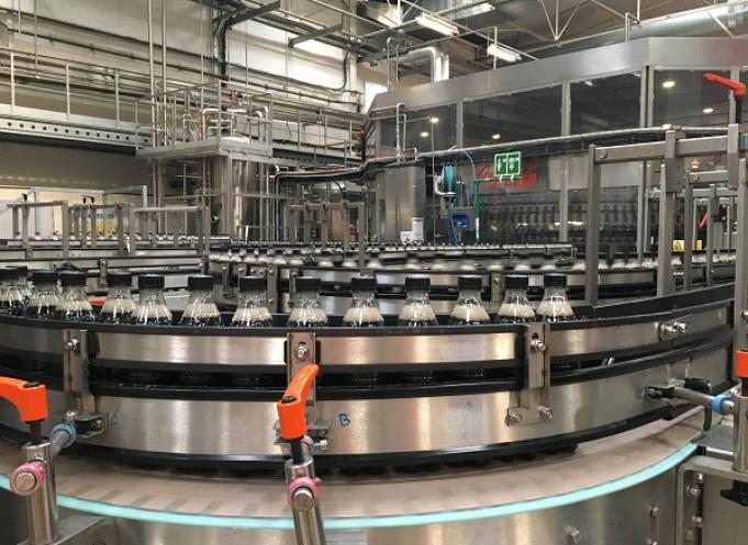 L’usine de Castanet-Tolosan a une capacité de 36 000 bouteilles de 0,5 litres par heure. 