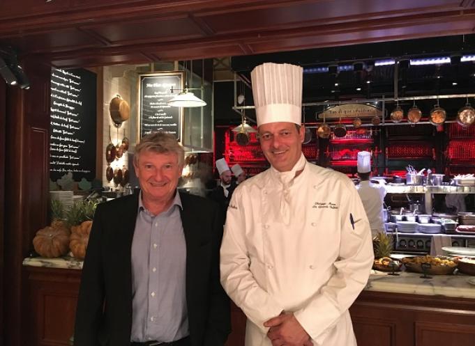 Louis Privat, fondateur des Grands Buffets et le chef Gilles Munos. 