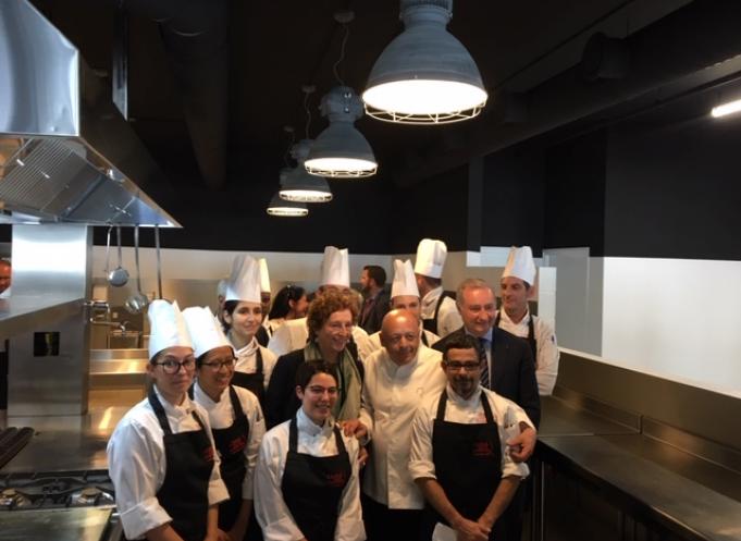 Les stagiaires de l'école Cuisine mode d'emploi(s) avec Muriel Pénicaud, Thierry Marx et Jean-Luc Moudenc. 