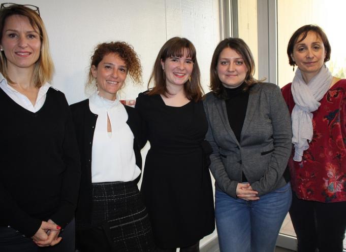 De g à d : Delphine Curis, assistante sociale en entreprise (Alliance Sociale), Judith Lévy, avocate en droit du travail (Cabinet Barthélemy), Victoria Godard, DRH du Samsi, Emilie Devot, médecin du travail au Samsi, Christelle Nguyen, DRH d’Harmonie Mutuelle.