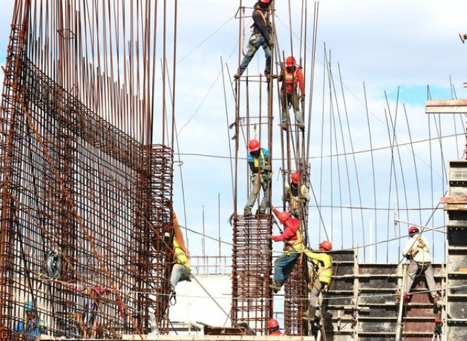 La croissance de l'emploi dans la région est essentiellement due à l'emploi (  privé avec 10 700 salariés supplémentaires par rapport au trimestre précédent (+0.7%). L'emploi public est relativement stable sur la période (+0,1%). 