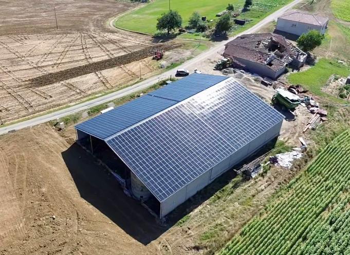 AgriSolarPV vise à dynamiser les bâtiments et leur permettre d’entrer dans la transition énergétique avec de la production d’énergie. Le stockage local de production fera très bientôt partie de son offre. (Photo AgriSolarPV° 