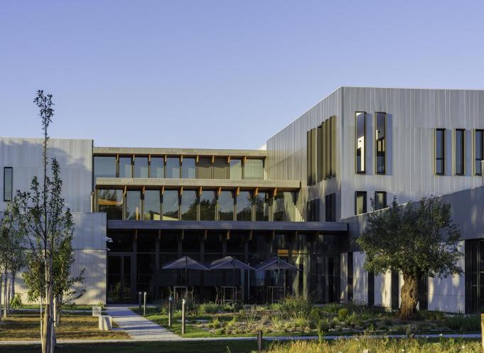 Le Campus Chartreuse, nouveau siège social des Laboratoires Pierre Fabre à Castres : un bâtiment de 10 000 m² alliant histoire, modernité et innovation durable, inauguré en présence de 400 personnalités régionales et économiques. (Photo Pierre Fabre)