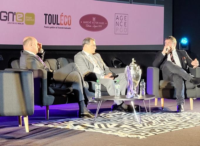 Olivier Jaubert et Damien Comolli (directeur général et président du Toulouse Football Club) étaient venus avec la Coupe de France lors de la Nocturne éco. Ils ont également reçu la visite surprise du président du Stade Toulousain Didier Lacroix (à droite). (Photo : Anthony Assémat - Entreprises Occitanie)