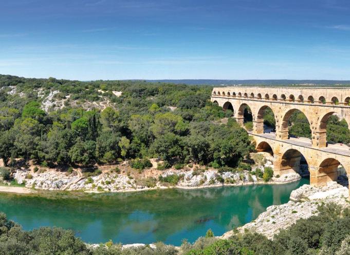 Le tourisme dans le Gard (avec son fameux pont en photo) a généré 405 millions d'euros de retombées économiques en 2023, selon des chiffres présentés par la CCI du Gard. (Photo : CRTL Occitanie)