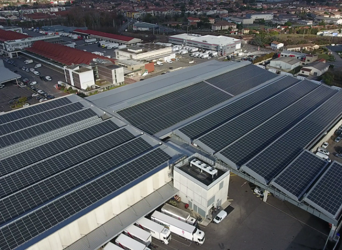 14 000 m2 couverts, l'équivalent de 800 foyers alimentés avec une production annuelle attendue de 2 000 MWh