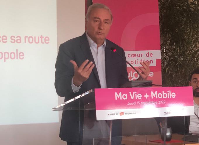 Jean-Luc Moudenc, président de Toulouse Métropole, présente son plan vélo lors de la conférence de presse de rentrée du jeudi 15 septembre. 