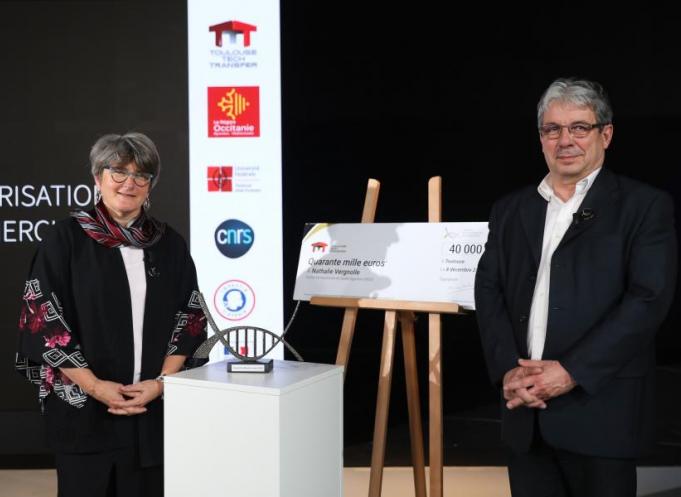 La chercheuse Nathalie Vergnolle reçoit le prix Marthe Condat, remis par Pierre Dufresne, président de Toulouse Tech Transfer.  