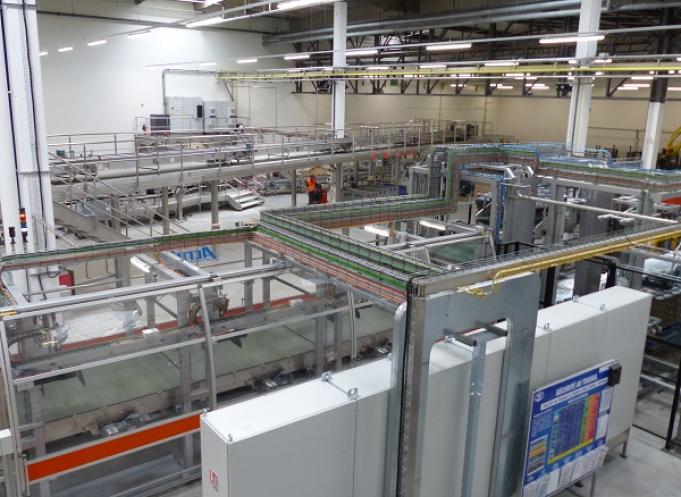 L'usine Perrier dans le Gard revendique la pole position de sa catégorie sur le marché français, américain, canadien et chinois et sur les 100 autres pays où la marque est distribuée. En 2019, 1, 671 milliards de bouteilles sont sorties de l'usine et de ses 13 lignes de production. 
