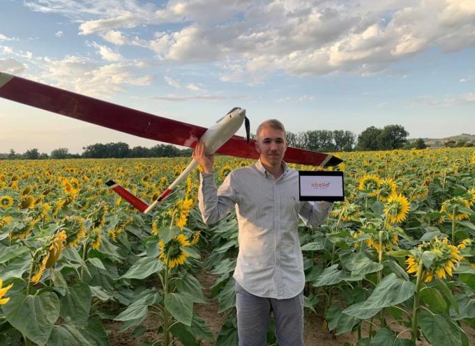 Grégoire Dupré avec le drone et l'application développés par Abelio