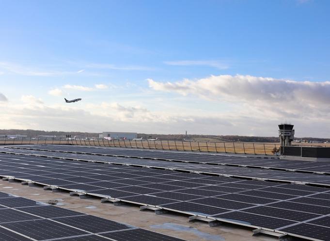 3 633 panneaux qui vont produire l’équivalent de la consommation électrique du bâtiment.