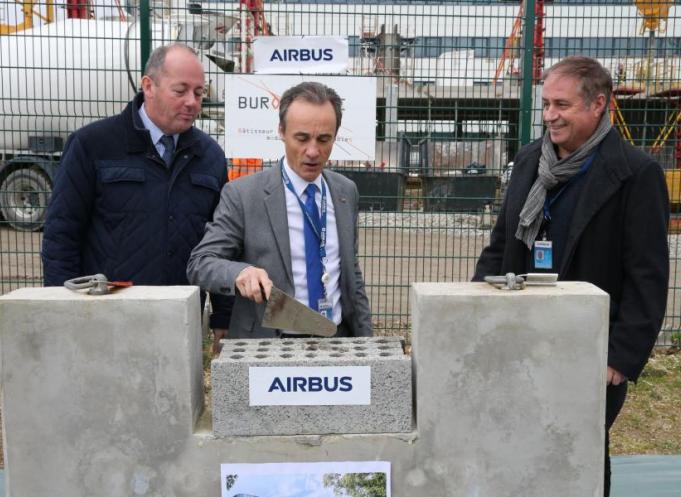 Nicolas Chamussy, président d’Airbus Defence and Space France et directeur de Space Systems à gauche, Pierre Barrouillet, directeur des sites toulousains d’Airbus Defence & Space) au centre et Pascal Fourne, responsable des services généraux Airbus France à droite.