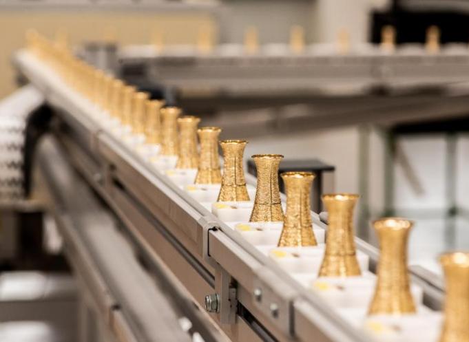 Production de 150 000 pièces pour les flacons de parfum de J'adore l'Or de Dior.