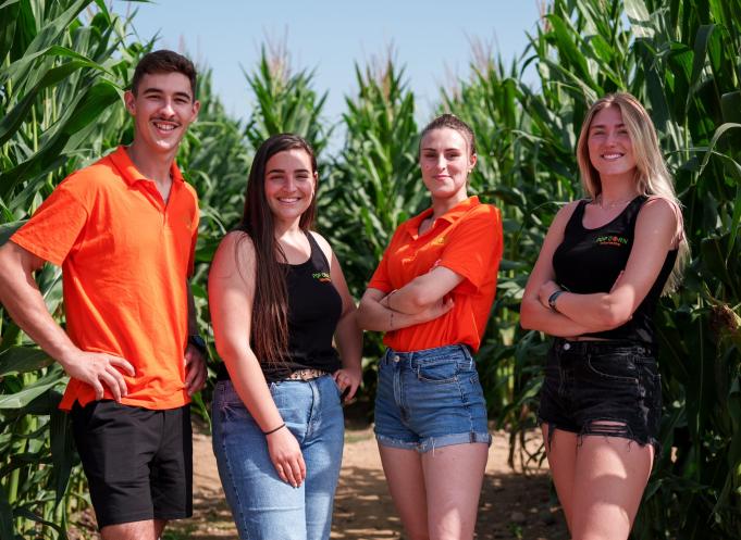 Le Pop Corn Labyrinthe d'Ibos (Hautes-Pyrénées) est un régal pour les familles mais surtout un projet entrepreneurial en famille ! De gauche à droite, Aurélien, Marlène, Blandine et Victoria Abadie. (Photo : Pop Corn Labyrinthe)