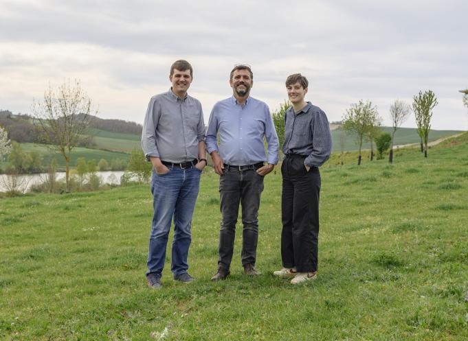 De gauche à droite : Jonah (directeur du pole agronomique), Michael (fondateur de Nataïs) et Célia Ehmann (chargée du pôle développement). (Photo : Micromu)