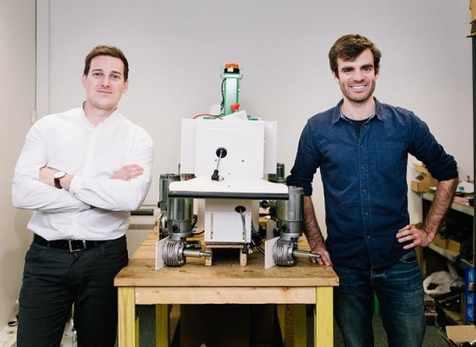 Gaëtan Séverac et Aymeric Barthes autour du robot Oz. Crédit : Tien Tran