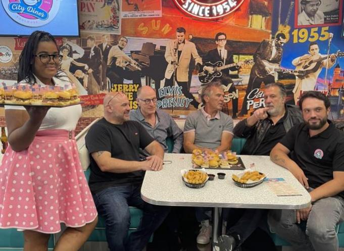 L'équipe du Tommy's City Diner, avec Patrick Soula à gauche et son fils à droite.