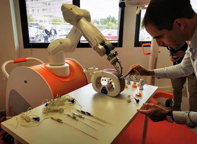 Les robots de Quantum Surgical, à Montpellier (Hérault). (Photo : Sylvie Brouillet - Entreprises Occitanie)