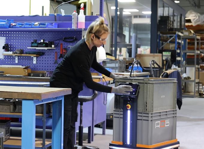 ROC-E, l’assistant robotique mobile conçu par ROB’OCC, circule parmi les opérateurs et prend en charge les missions intralogistiques quotidiennes, améliorant productivité et sécurité. (Photo ROB'OCC)