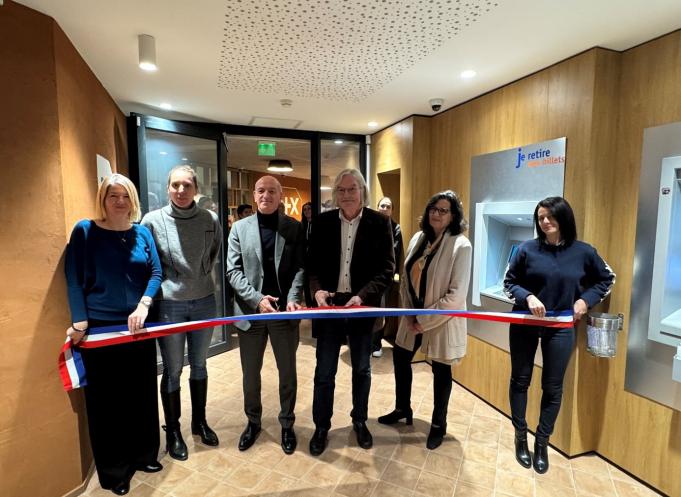 De gauche à droite : Isabelle Ragu, conseillère d’accueil, Karen Boisramier, directrice de l’agence, Christophe Bosson, directeur gérénal, Alain Toppan, maire de Cornebarrieu, Catherine Mallet, présidente et Coralie Duchamps, conseillère de clientèle particuliers. (Photo : BPOC) 