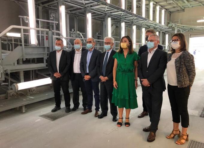 Carole Delga visite les hangars de peinture de Satys (entourée à droite par Christophe Cador, président du groupe et Didier Katzenmayer, directeur aux affaires industrielles chez Airbus. 