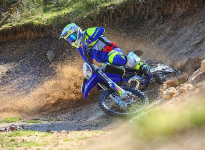 Une moto enduro 300CC de Sherco en action