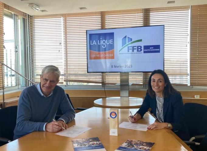 Emile Noyer (président de la FFB Haute-Garonne) et Marie-Ange Léophonte (directrice générale de la Ligue contre le cancer de Haute-Garonne) lors de la signature de la convention, en février 2023. (Photo : DR)