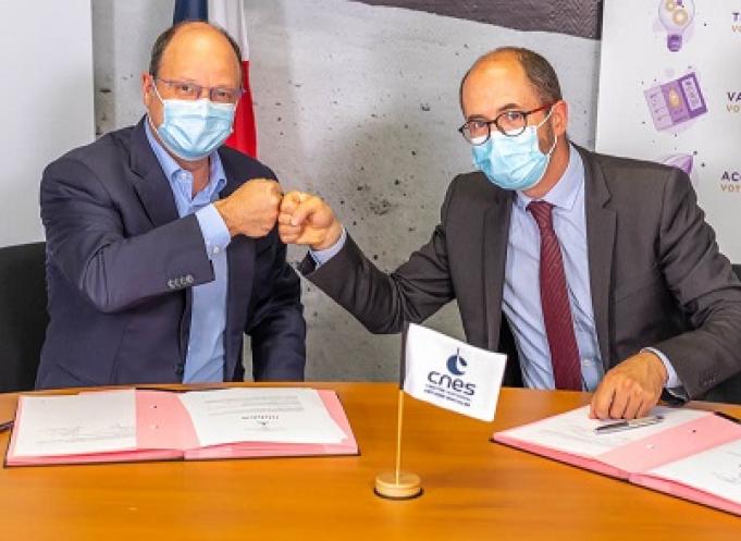 Lionel Suchet (Cnes) et Guillaume Colstecalde (Nubbo) signent le lancement de TechTheMoon. 