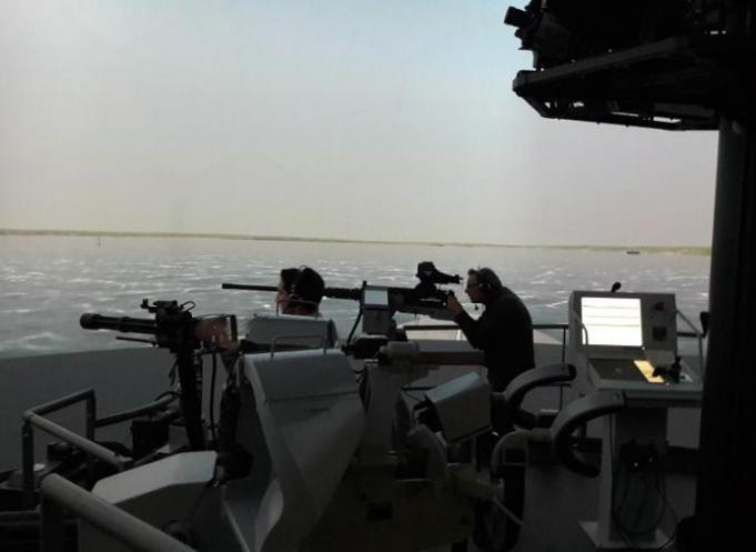 Le Simdav, simulateur de tir à vue permet aux marins de s’entraîner contre les assauts de bateaux. 