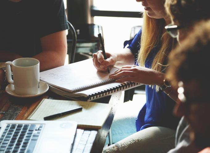 En Occitanie, l’apprentissage marque le pas : –5,3 % de contrats au 1er semestre 2025, une alerte forte pour une filière pourtant essentielle à l’insertion des jeunes. (Photo Pixabay)