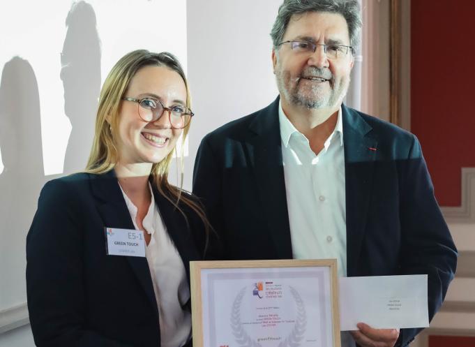 C'est Patrick Piedrafita, président de la CCI Toulouse/Haute-Garonne (à droite), qui a remis le premier prix du Crece 2023 à Léa Steyer. (Photo : Embry Films)