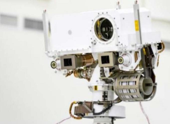 L’instrument SuperCam est un véritable couteau suisse, permettant de réaliser des analyses par spectroscopie LIBS, Raman et infrarouge. Il est également équipé d’une caméra couleur et d’un micro pour écouter le bruit des tirs laser et du vent martien.