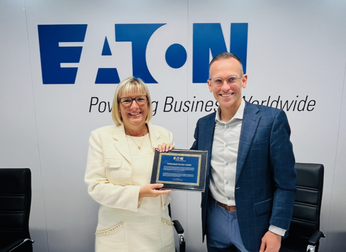 Sabine Tertre, présidente d’Air Support, et Matt Norman, vice-président des services après-vente et commerciaux du groupe Eaton. (Crédit : Air Support).