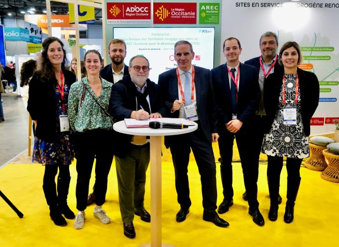 Signature d'une convention avec au centre : à gauche : Stéphane Péré, directeur général de l'AREC Occitanie, et à droite : Patrick Martinez, directeur régional Occitanie de la Banque des Territoires. (Photo Frédéric Scheiber/ AREC Occitanie) 