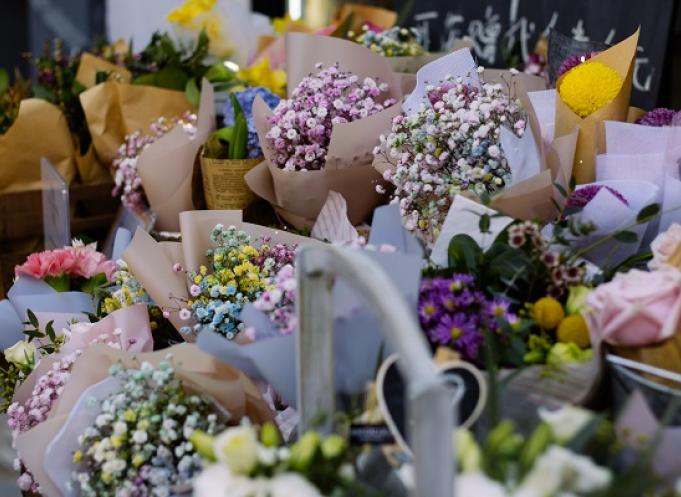 Commerce de fleurs, coiffure, soins de beauté : trois activités de service à la personne où l'apprentissage a été durement impacté en Occitanie. Crédit : Unsplash/Wan-Chen.