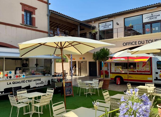 Le format pop-up s’impose comme une vraie porte d’entrée pour les marques, créateurs, artisans et même les food trucks. (Photo Nailloux Outlet Village)