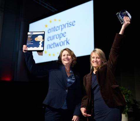 Célia Béline (à doirte), dirigeante de la biotech montpelliéraine Cilcare, aux côtés de sa conseillère du réseau Enterprise Europe Network lors des EEN Awards organisés en décembre dernier au Danemark. (Photo CCI Occitanie) 