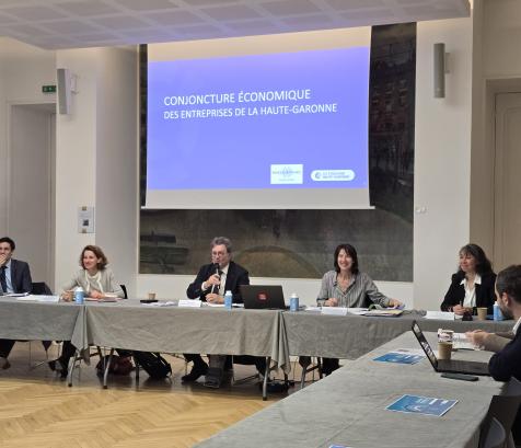 De gauche à droite : Vincent Foussal, responsable du service études économiques, Christine Bardinet, directrice régional de la Banque de France, Patrick Piedrafita, président de la CCI Toulouse Haute-Garonne. Marie-Anne Hugo-Magnan, responsables études et aménagement du territoire et Nadège Fantin, chargée d'études - service études et aménagement du territoire. (Photo Dorian Alinaghi Entreprises Occitanie)