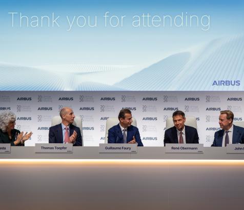 De gauche à droite : Amparo Moraleda, qui prendra la présidence du conseil d’administration d’Airbus le 1er octobre 2026, Thomas Toepfer, directeur financier du groupe, Guillaume Faury, président exécutif d’Airbus, René Obermann, actuel président du conseil d’administration, et John Harrison, general counsel du groupe. (Photo : Airbus)