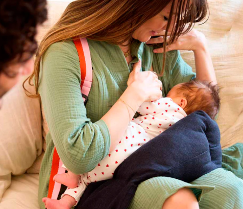 Le coussin favorise une position sans tensions ni crispations musculaires (bras et dos) qui surviennent quand on doit soutenir un nourrisson. (Photo Petits Cadors)