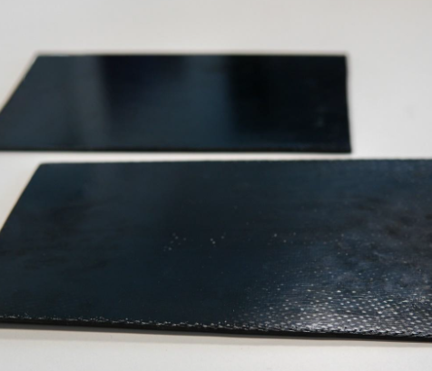 Plaques composites carbone/phthalonitrile issues d’un procédé d’infusion RTM. (Photo IRT Saint Exupéry)