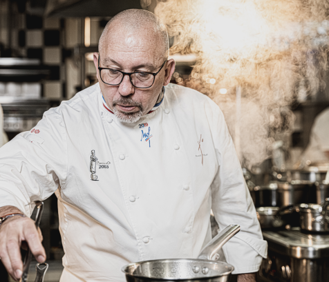 Franck Putelat, chef doublement étoilé au Guide Michelin depuis 2012, meilleur ouvrier de France 2019, bocuse d’argent en 2003 et distingué récemment par la médaille de l’Ordre du Mérite Agricole début 2026. (Photo Agence Verri)