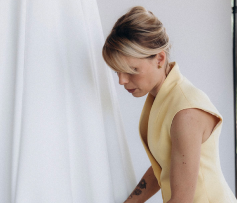 Après plus de dix ans au sein de maisons de mode parisiennes, Céline Ménard développe désormais son univers depuis son showroom-atelier toulousain. (Photo Céline Ménard)