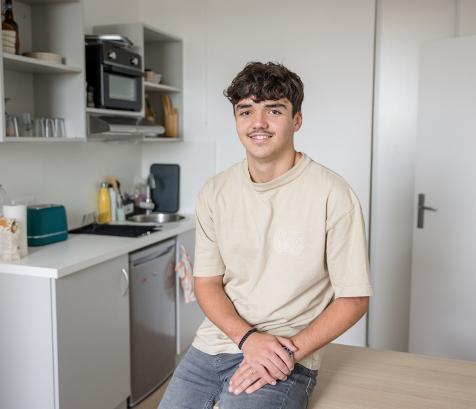Enzo, étudiant en première année de licence STAPS à Nîmes, fait partie des premiers résidents de Spacio, une résidence étudiante gérée par Promologis sous la marque Yellome. (Photo : Sofiane Bensizerara)